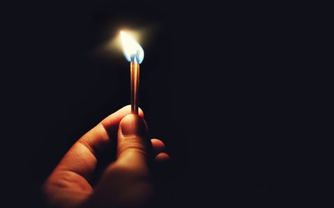 hand-matches-fire-mood-wallpaper-1680x1050.jpg