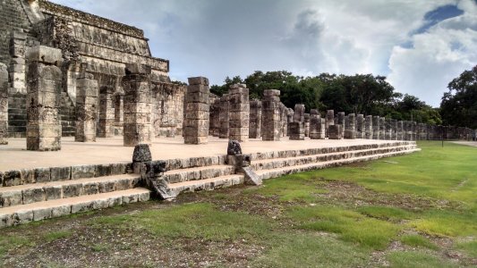 Chichen Itza pillars.jpg