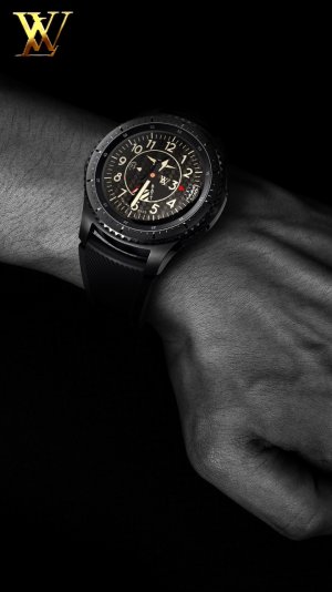 gear-s3-man-hand-bw.jpg