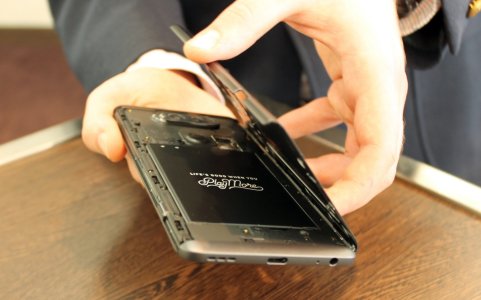 lg_v20_open_battery_operation-100680991-orig.jpg