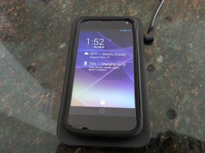 Nexus 4 on chraging mat.jpg