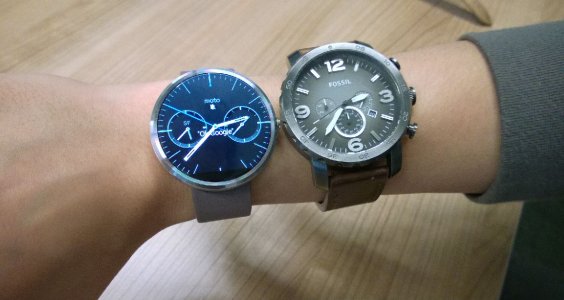 Moto-360-naast-Fossil-Watch.jpg
